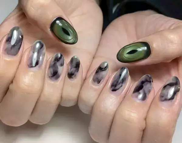 ネイルをした指を黒猫の額に当てると…　見事な姿に「神秘的」「最高だ」