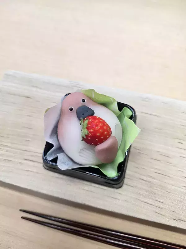 規格外のイチゴを持たせたのは…　和菓子職人の発想に「かわいすぎ」「最適解」
