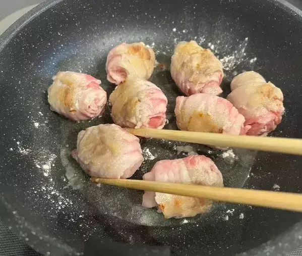 薄切り肉を『3枚』重ねて焼くと？　できあがった料理に「箸が止まらない」「絶対作る」