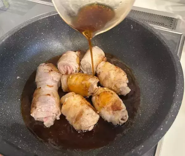 薄切り肉を『3枚』重ねて焼くと？　できあがった料理に「箸が止まらない」「絶対作る」