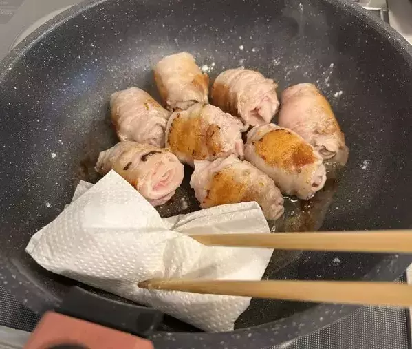 薄切り肉を『3枚』重ねて焼くと？　できあがった料理に「箸が止まらない」「絶対作る」