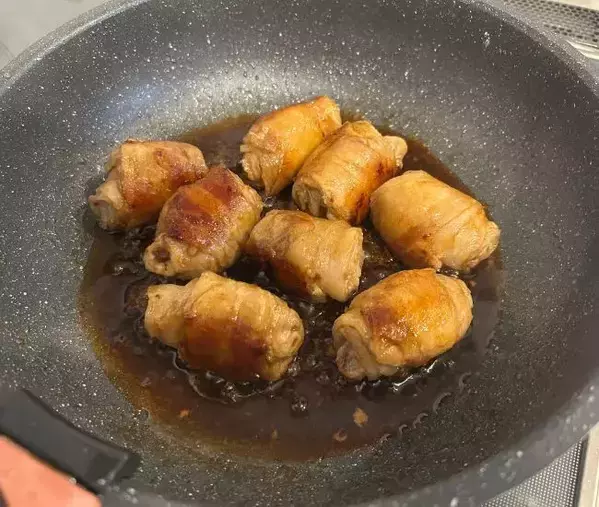 薄切り肉を『3枚』重ねて焼くと？　できあがった料理に「箸が止まらない」「絶対作る」