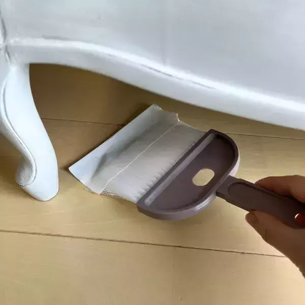 「もっと早く知りたかった」　ほうきにテープを貼る掃除法に「賢い」「早速試す」