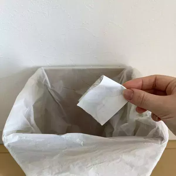 「もっと早く知りたかった」　ほうきにテープを貼る掃除法に「賢い」「早速試す」