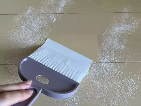 「もっと早く知りたかった」　ほうきにテープを貼る掃除法に「賢い」「早速試す」