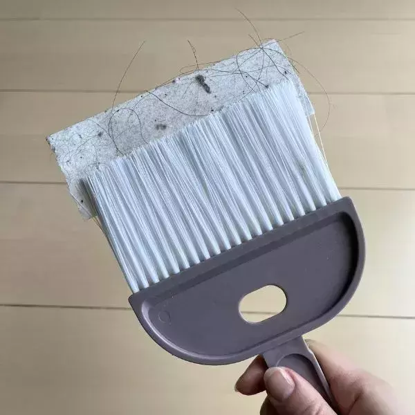 「もっと早く知りたかった」　ほうきにテープを貼る掃除法に「賢い」「早速試す」