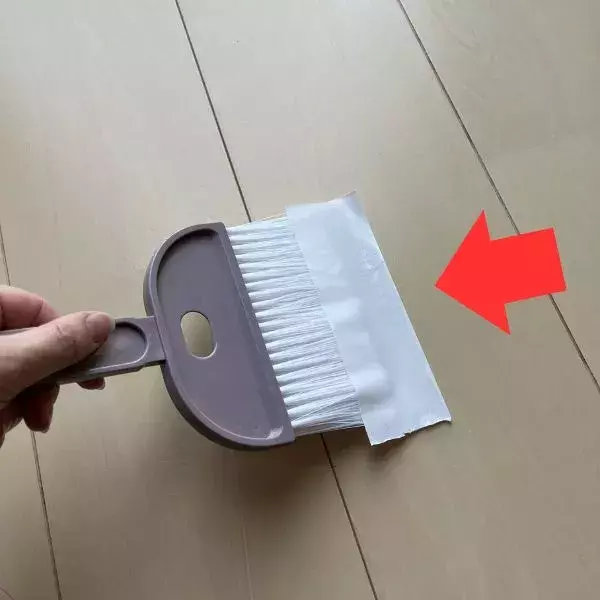 「もっと早く知りたかった」　ほうきにテープを貼る掃除法に「賢い」「早速試す」