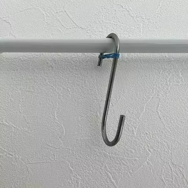 S字フックを『縦』に連結すると？　意外な収納テクに「コレは賢い」「早速試したい」