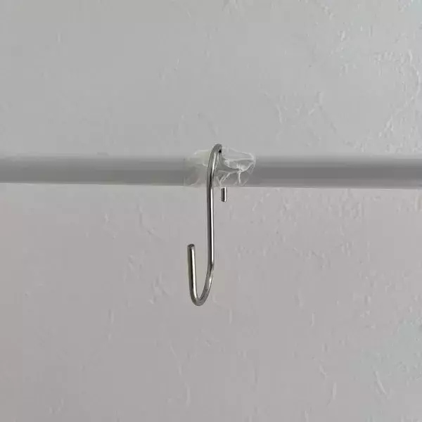 S字フックを『縦』に連結すると？　意外な収納テクに「コレは賢い」「早速試したい」