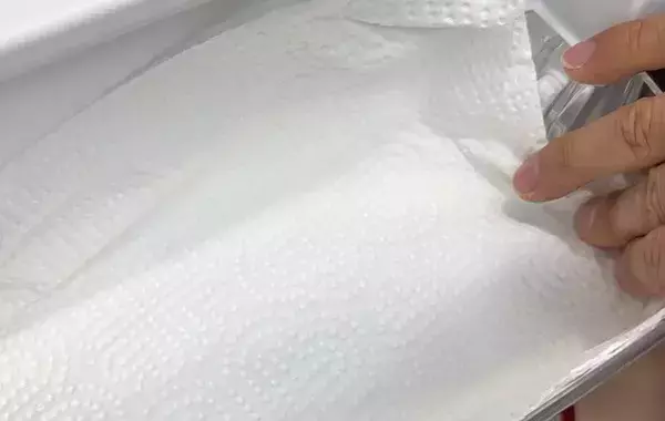 冷蔵庫ポケットに1枚敷いてみて！　掃除の頻度を減らすアイディアを実践してみた