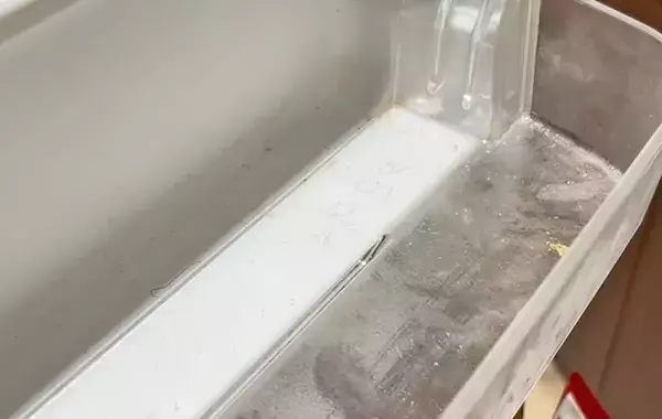 冷蔵庫ポケットに1枚敷いてみて！　掃除の頻度を減らすアイディアを実践してみた