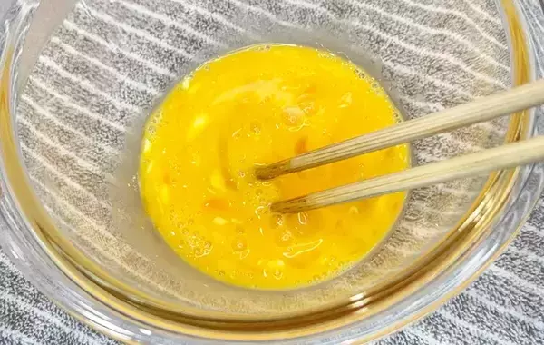 牛乳とマヨネーズを混ぜるだけ！　時短ワザに「フライパンいらず」【レンチン卵レシピ】