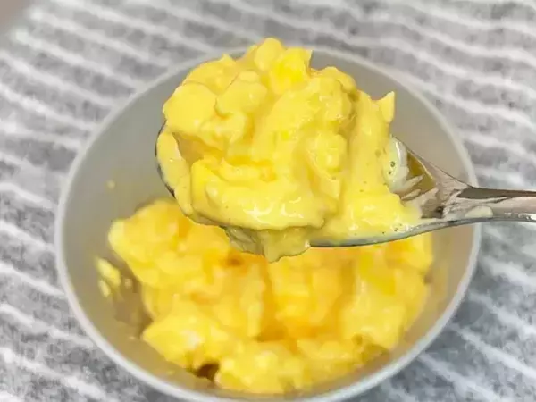 牛乳とマヨネーズを混ぜるだけ！　時短ワザに「フライパンいらず」【レンチン卵レシピ】