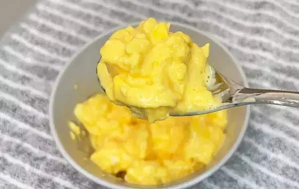 牛乳とマヨネーズを混ぜるだけ！　時短ワザに「フライパンいらず」【レンチン卵レシピ】