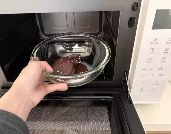 「電子レンジで30秒」　牛乳をかけた『チョコパイ』を加熱すると？「想像を超えてた！」