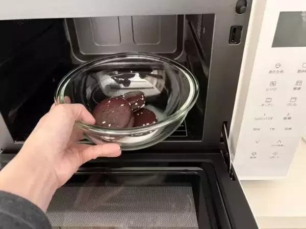 「電子レンジで30秒」　牛乳をかけた『チョコパイ』を加熱すると？「想像を超えてた！」