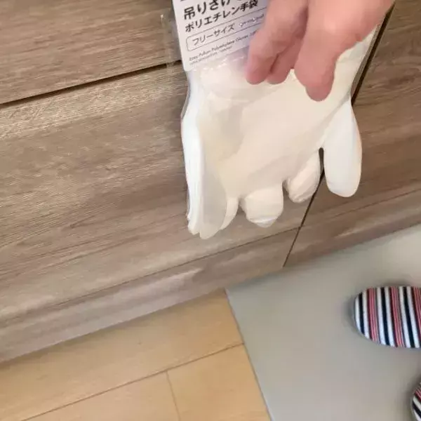 100均の手袋を『S字フック』に引っ掛けると？　思わぬ発想に「コレが正解」「天才かよ」