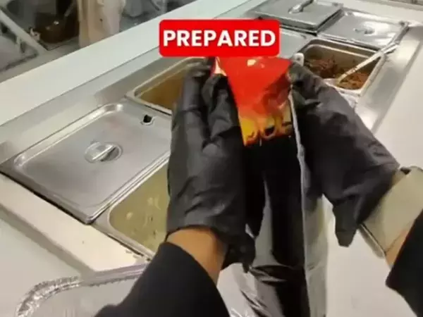 「そのポテチでOK？」　店員がどんどん具材を追加…完成した一品に「発想が天才」「日本でもほしい」