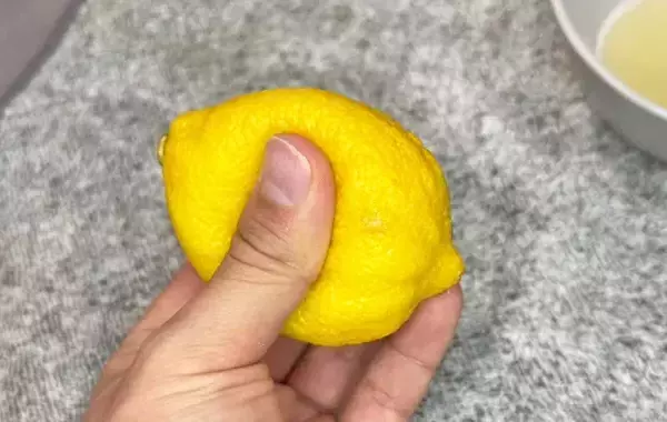 包丁いらず！　簡単にレモンを絞る方法に「手も汚れにくい」