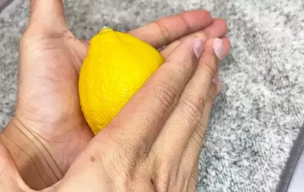 包丁いらず！　簡単にレモンを絞る方法に「手も汚れにくい」