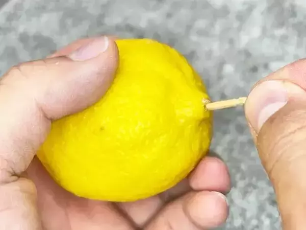 包丁いらず！　簡単にレモンを絞る方法に「手も汚れにくい」