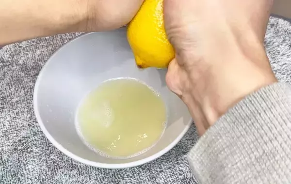 包丁いらず！　簡単にレモンを絞る方法に「手も汚れにくい」
