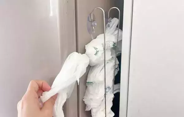 ちょっとした隙間を有効活用！　セリアのタオルバーが「家中に貼りたい」