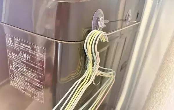 ちょっとした隙間を有効活用！　セリアのタオルバーが「家中に貼りたい」