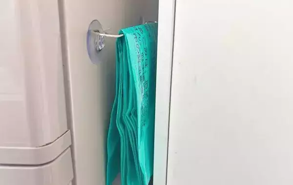 ちょっとした隙間を有効活用！　セリアのタオルバーが「家中に貼りたい」