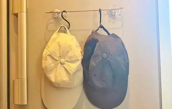 ちょっとした隙間を有効活用！　セリアのタオルバーが「家中に貼りたい」