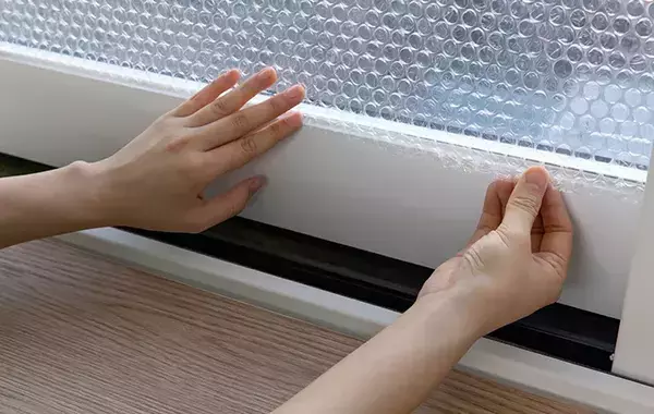 窓ガラス用断熱シートで寒さは防げる？　ニトムズに聞いた仕組みと正しい選び方