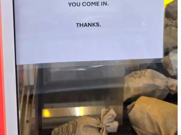 「やる気のある人は来ないで」と書かれた求人看板　まさかの条件に驚きの声