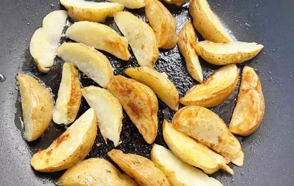 【15分で作れる】アイラップとレンジで作る『揚げないポテト』に「子供がおかわり」「皿が空になった」