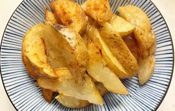 【15分で作れる】アイラップとレンジで作る『揚げないポテト』に「子供がおかわり」「皿が空になった」