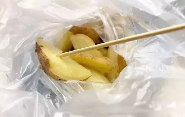 【15分で作れる】アイラップとレンジで作る『揚げないポテト』に「子供がおかわり」「皿が空になった」