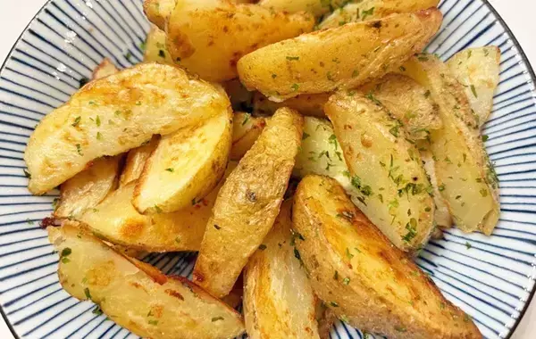 【15分で作れる】アイラップとレンジで作る『揚げないポテト』に「子供がおかわり」「皿が空になった」