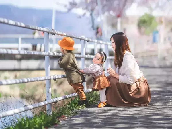満開の桜の下、4年前と同じポーズで写真を撮ると…2枚に「かわいくて泣ける」「素敵な写真」
