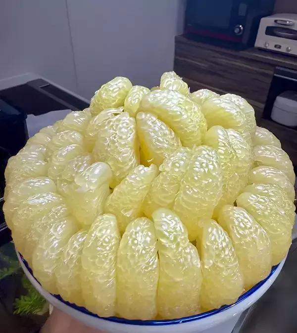 夫が妻へ贈った『特製ケーキ』　まさかの発想に「これこそ愛」「剥き方がもはやプロ」