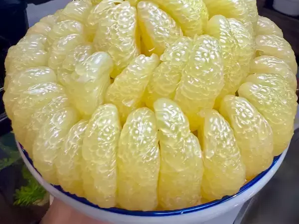 夫が妻へ贈った『特製ケーキ』　まさかの発想に「これこそ愛」「剥き方がもはやプロ」