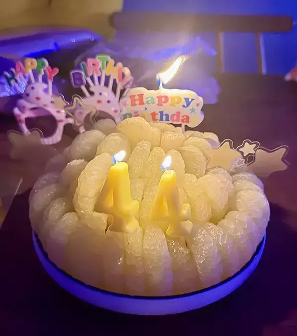 夫が妻へ贈った『特製ケーキ』　まさかの発想に「これこそ愛」「剥き方がもはやプロ」