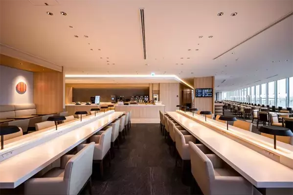 席が広いだけじゃない！　飛行機のクラス、1つだけ上げると何ができる？【JALに取材】