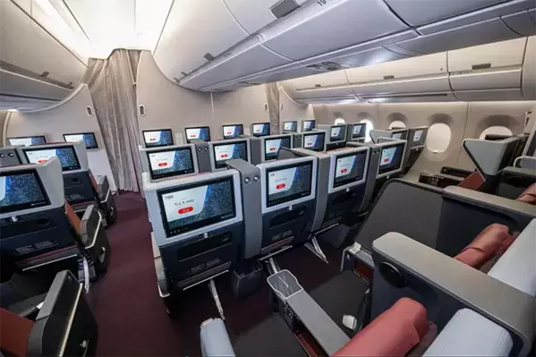 席が広いだけじゃない！　飛行機のクラス、1つだけ上げると何ができる？【JALに取材】