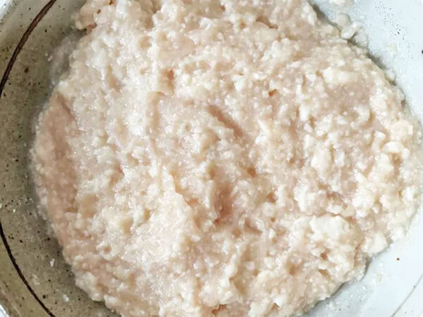 容器に鶏ひき肉と豆腐を入れてこねる！　15分でメインおかず完成に「助かる」