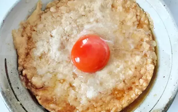 容器に鶏ひき肉と豆腐を入れてこねる！　15分でメインおかず完成に「助かる」