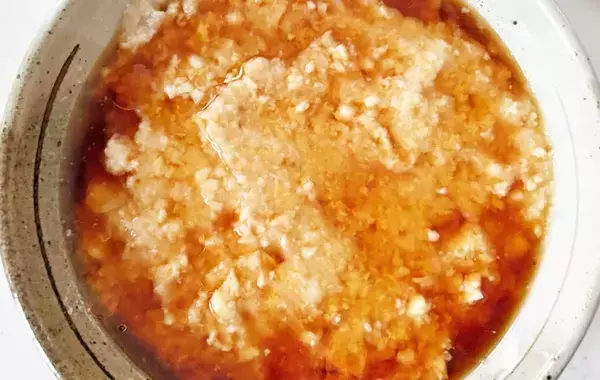 容器に鶏ひき肉と豆腐を入れてこねる！　15分でメインおかず完成に「助かる」