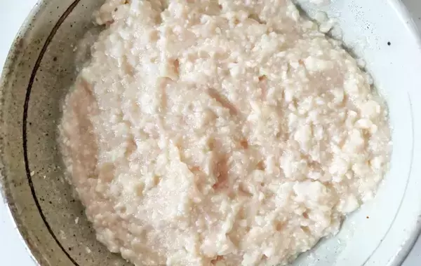 容器に鶏ひき肉と豆腐を入れてこねる！　15分でメインおかず完成に「助かる」