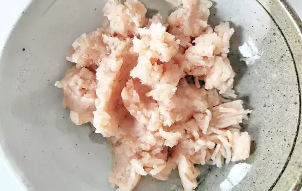 容器に鶏ひき肉と豆腐を入れてこねる！　15分でメインおかず完成に「助かる」