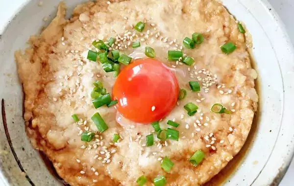 容器に鶏ひき肉と豆腐を入れてこねる！　15分でメインおかず完成に「助かる」