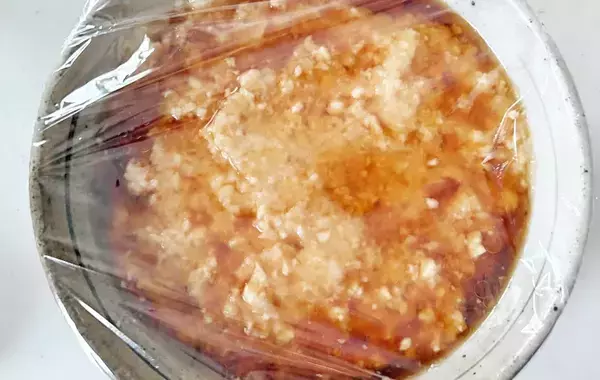 容器に鶏ひき肉と豆腐を入れてこねる！　15分でメインおかず完成に「助かる」