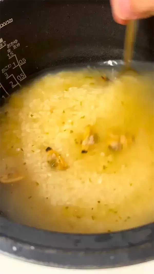 「絶対にうまい…」「ラクチンすぎる！」　パスタソースで作る炊き込みご飯レシピに、称賛の声